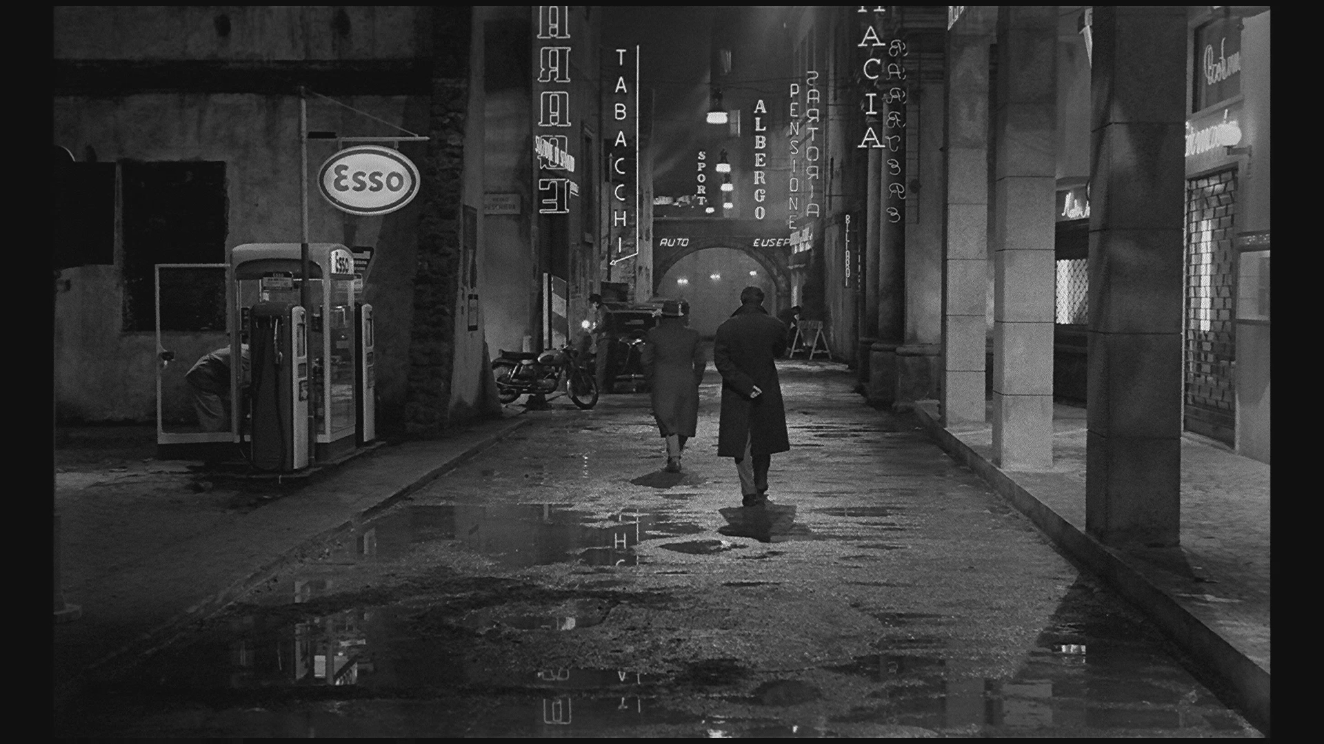 L'ambiance d'une ville la nuit a été reconstituée dans les studios de Cinecittà. 