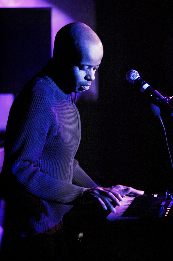 Au clavier, Juan Atkins en concert avec Model 500