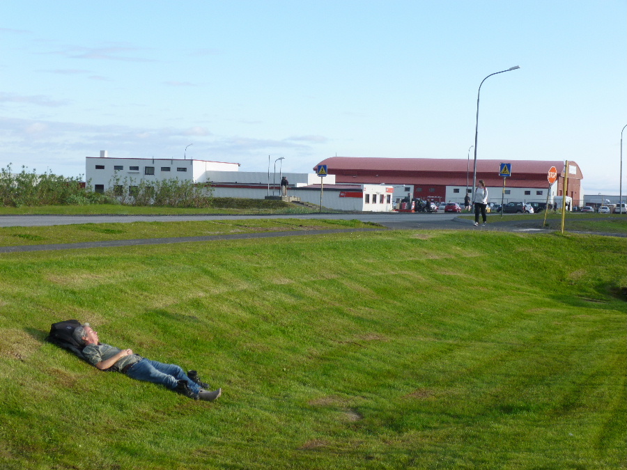 Il est minuit (sans trucage), certains bronzent entre deux concerts.