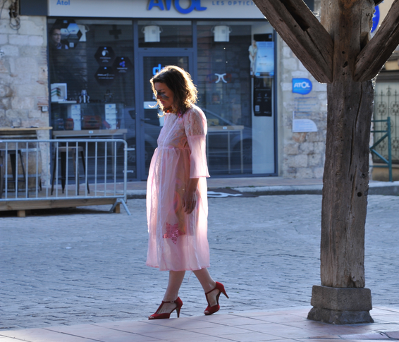 Lise Maussion du Théâtre Pôle Nord, pendant une intervention sous La Halle de Villeréal, Edition 2015.
