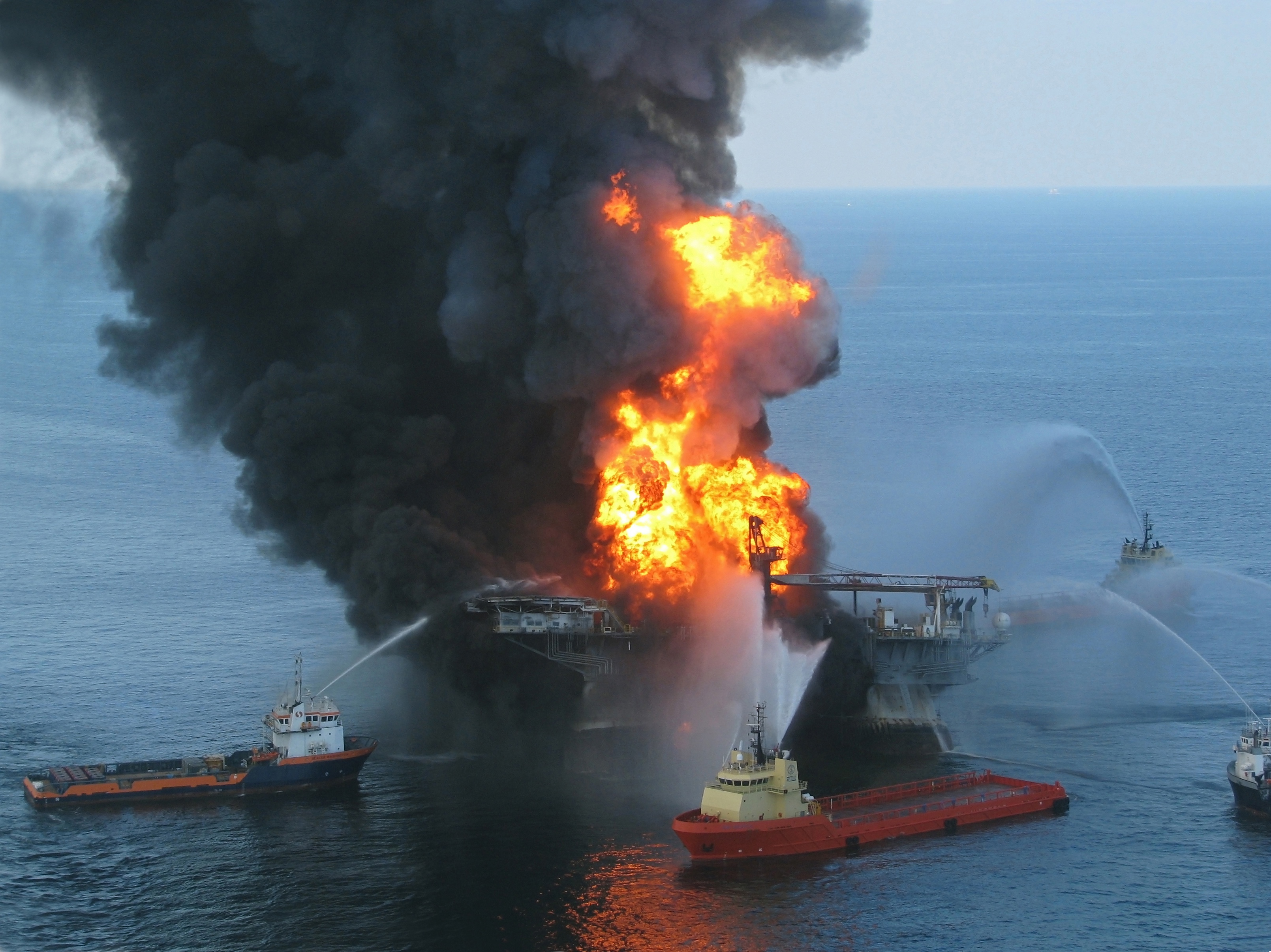 [4] Deepwater Horizon on fire, 2010_res