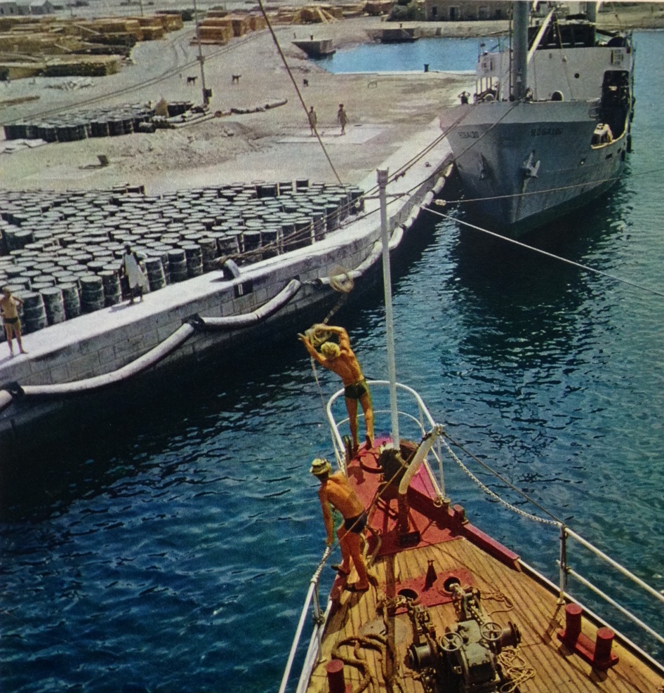 Photo de la Calypso à Port-Soudan, prise durant la production du Monde sans soleil